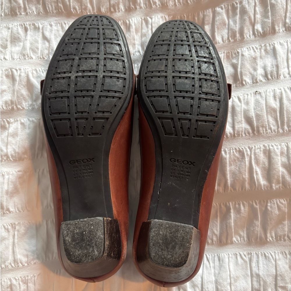 Geox Women's Tan Leather Loafers with Gold Accents - Picture 2 of 4